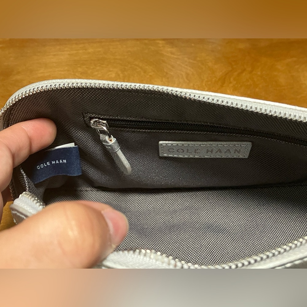 Cole Haan Metallic Silver go anywhere leather case - Picture 5 of 5